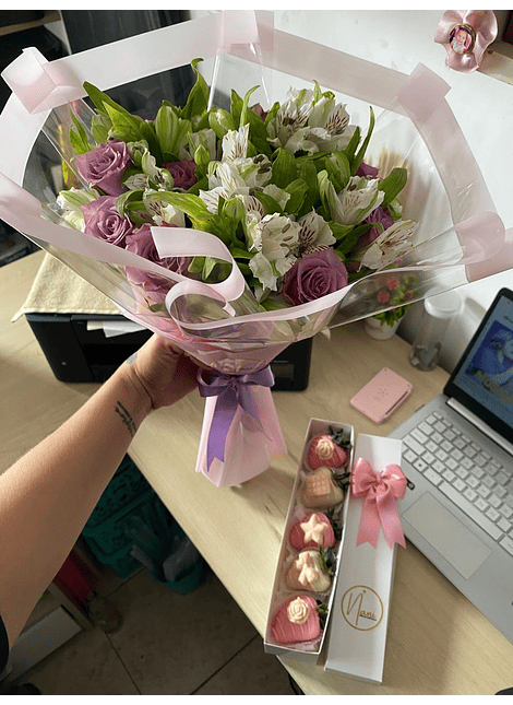 Combo Ramo de rosa más caja de fresas con chocolate 