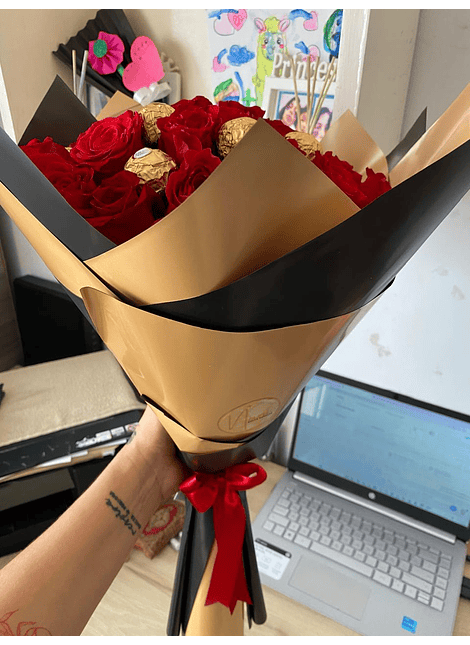 Ramo de rosas con 12 chocolates ferrero