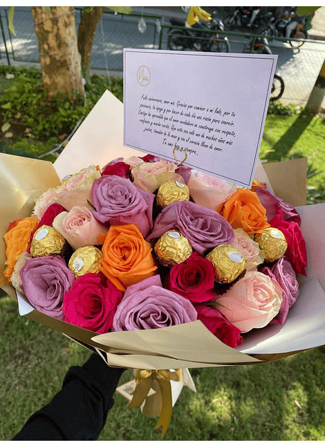 Ramo de rosas con 12 chocolates ferrero