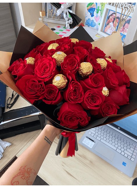 Ramo de rosas con 12 chocolates ferrero