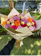 Ramo de rosas con 12 chocolates ferrero