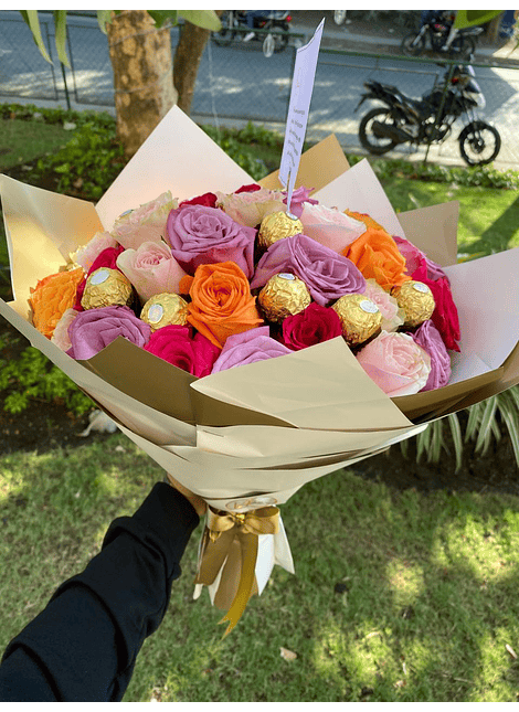 Ramo de rosas con 12 chocolates ferrero