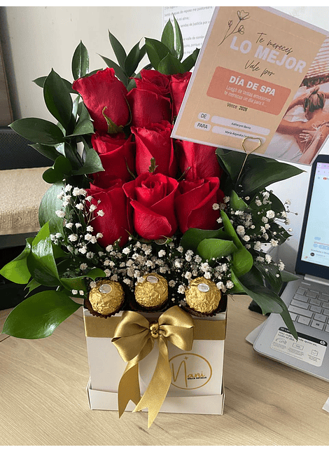 Caja cubo con rosas y chocolate ferrero
