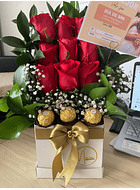 Caja cubo con rosas y chocolate ferrero