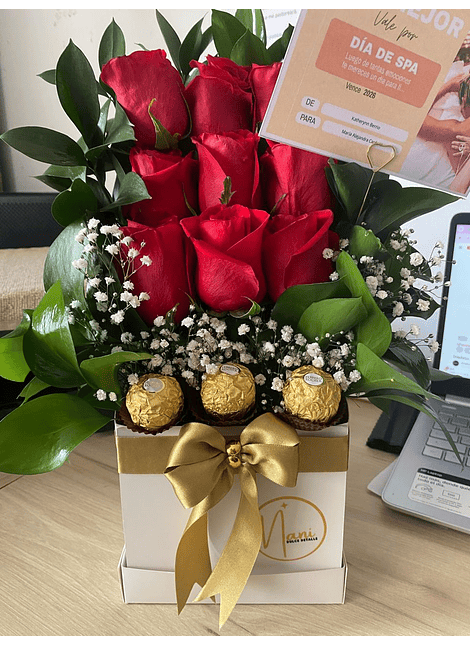 Caja cubo con rosas y chocolate ferrero