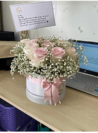 🌹 Arreglo Floral en Caja Cilíndrica con Rosas y Gipsofilia ✨ Un detalle que transmite delicadeza y romanticismo en cada pétalo: - 💐 Rosas frescas: Dispuestas con armonía en el centro del arreglo, en