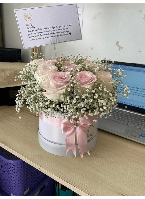 🌹 Arreglo Floral en Caja Cilíndrica con Rosas y Gipsofilia ✨ Un detalle que transmite delicadeza y romanticismo en cada pétalo: - 💐 Rosas frescas: Dispuestas con armonía en el centro del arreglo, en