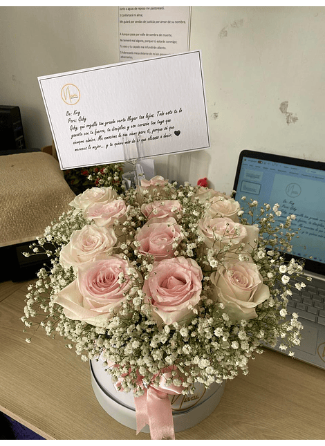 🌹 Arreglo Floral en Caja Cilíndrica con Rosas y Gipsofilia ✨ Un detalle que transmite delicadeza y romanticismo en cada pétalo: - 💐 Rosas frescas: Dispuestas con armonía en el centro del arreglo, en