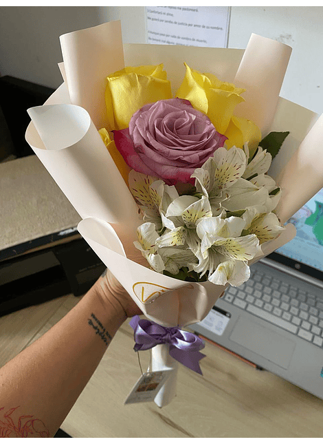 Ramo mini 5 rosas 1 unidad de astromelia