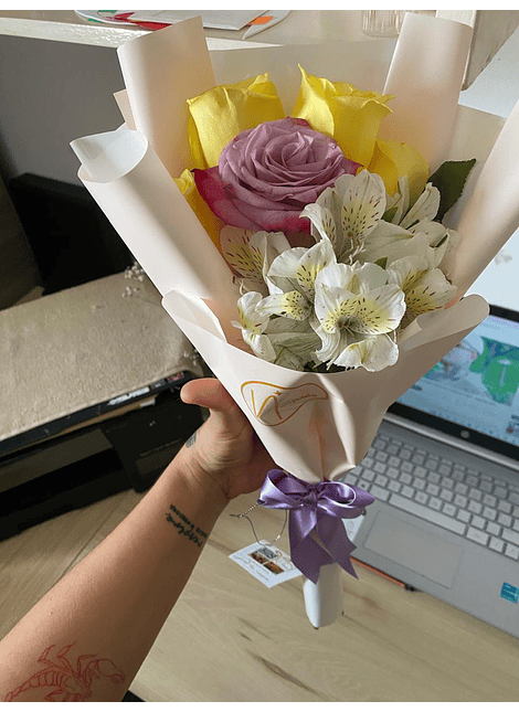 Ramo mini 5 rosas 1 unidad de astromelia