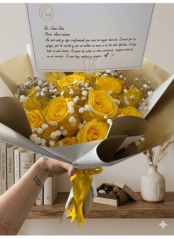 Ramo de 12 rosas decoradas con gipsophilia