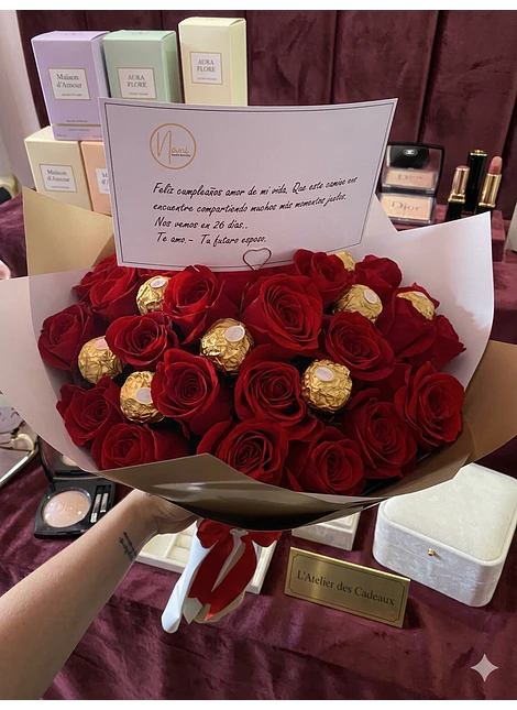 Ramo de rosas con 12 chocolates ferrero