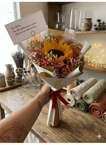 Ramo con un girasol y gypsophila azul