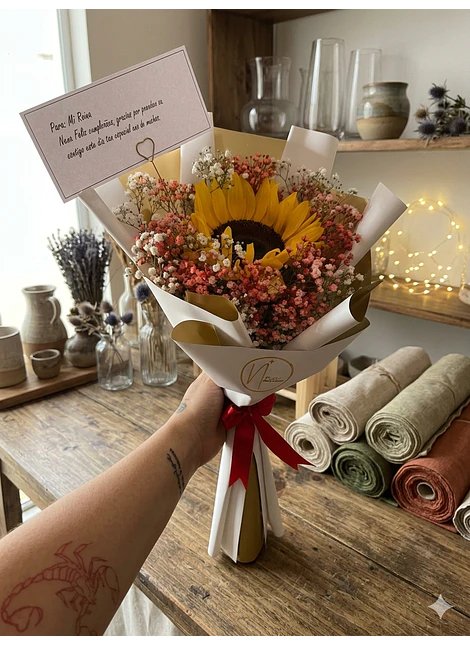 Ramo con un girasol y gypsophila azul