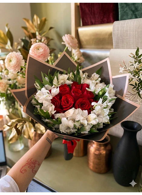 Ramo de rosas con astromelias 