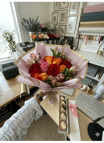 combo de flores mas caja de fresas con chocolate