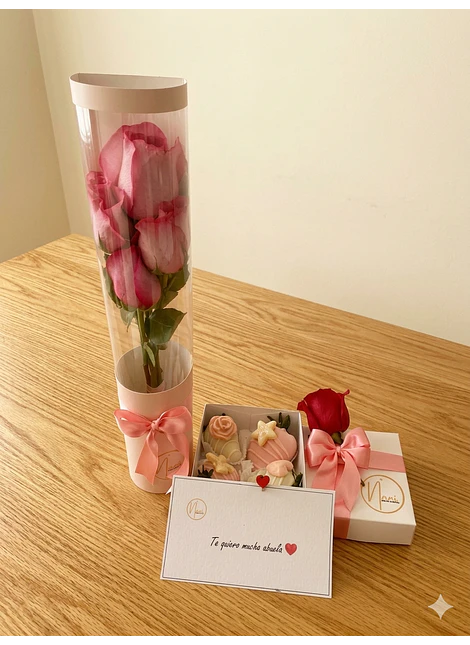 Caja cápsula con cuatro rosas + caja de cuatro fresas cubiertas con chocolate