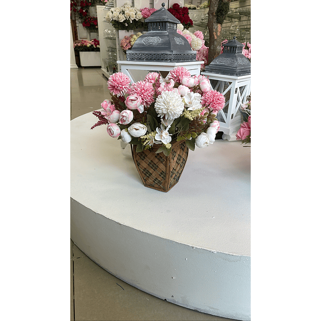 Cesto con flores rosadas y blancas 