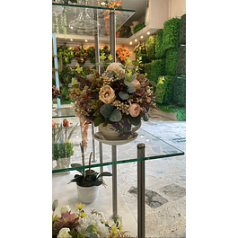 Taza con flores artificiales e inmortalizadas 
