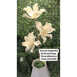 Ramo de magnolia en foami blanco