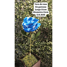 Rosa en gamuza azul