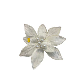 Flor navideña beige con adorno perlado