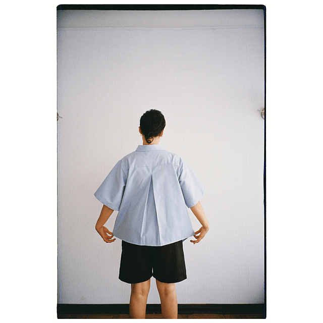 Camisa asimétrica celeste 