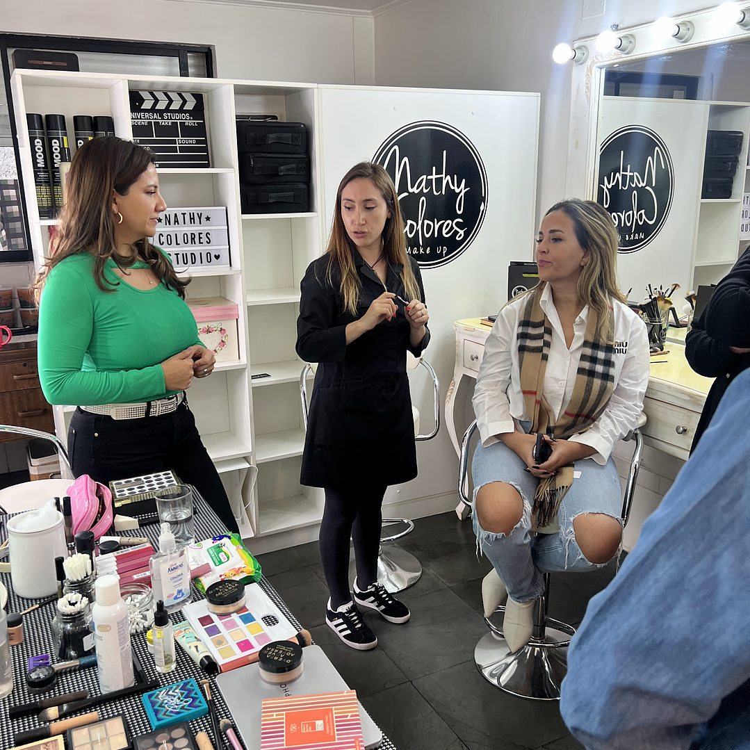 Clase de Personalizada de Automaquillaje  - Estudio NathyColores 1