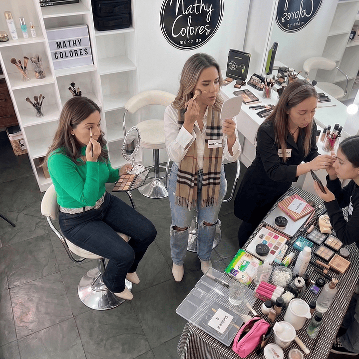 Clase de Personalizada de Automaquillaje  - Estudio NathyColores 2