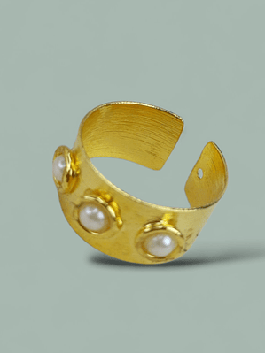 Anillo tipo argolla con perlas
