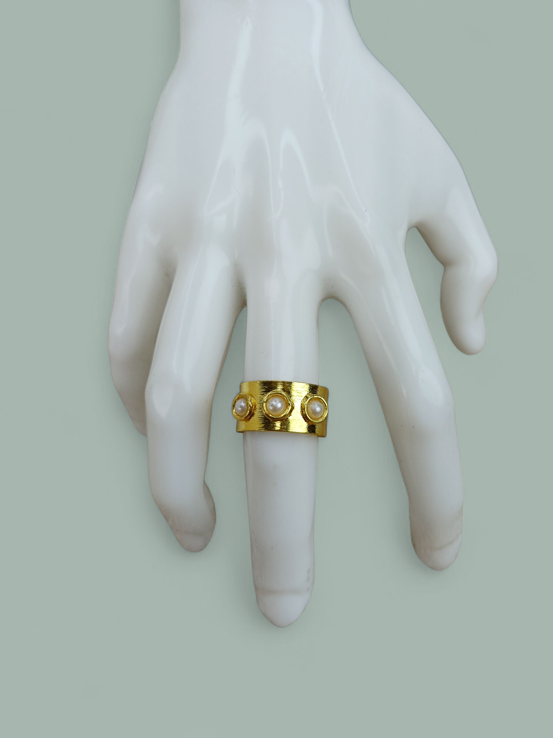 Anillo tipo argolla con perlas 1