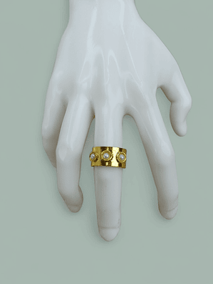 Anillo tipo argolla con perlas