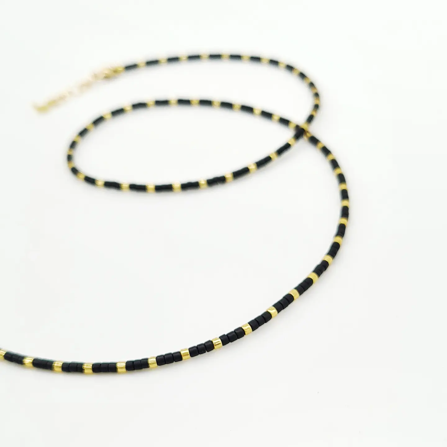 Collar Choker Negro Dorado 2