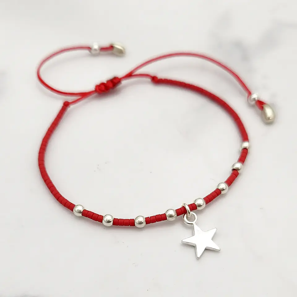 Macramé Estrella Pelotitas Roja 1