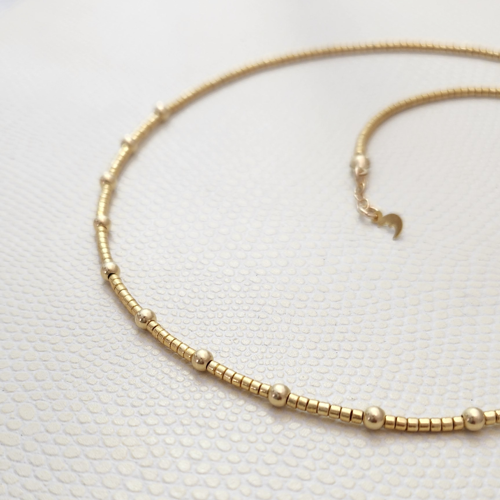 Choker Pelotitas Doradas