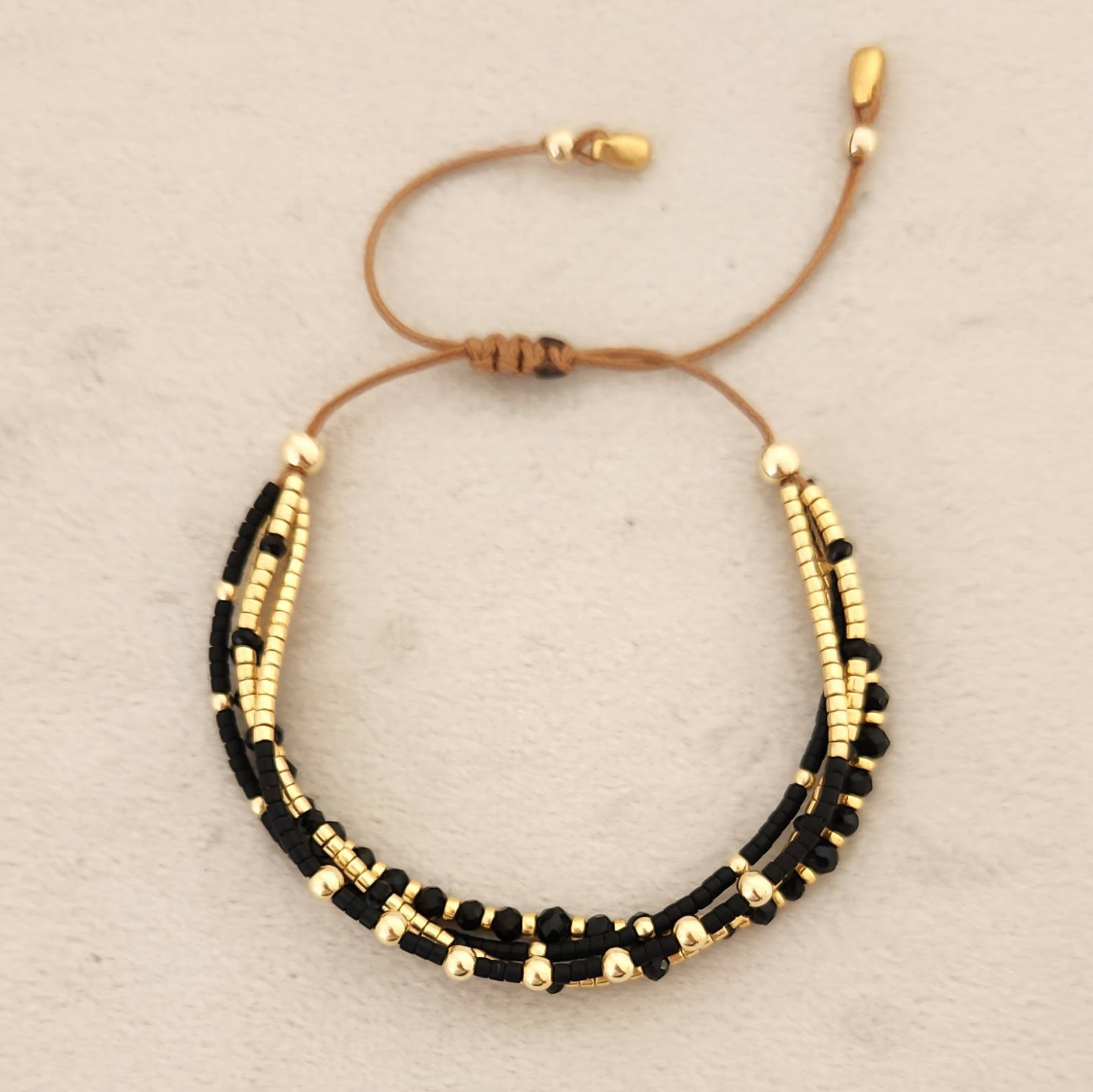 Macramé Cuatro Negra Dorada