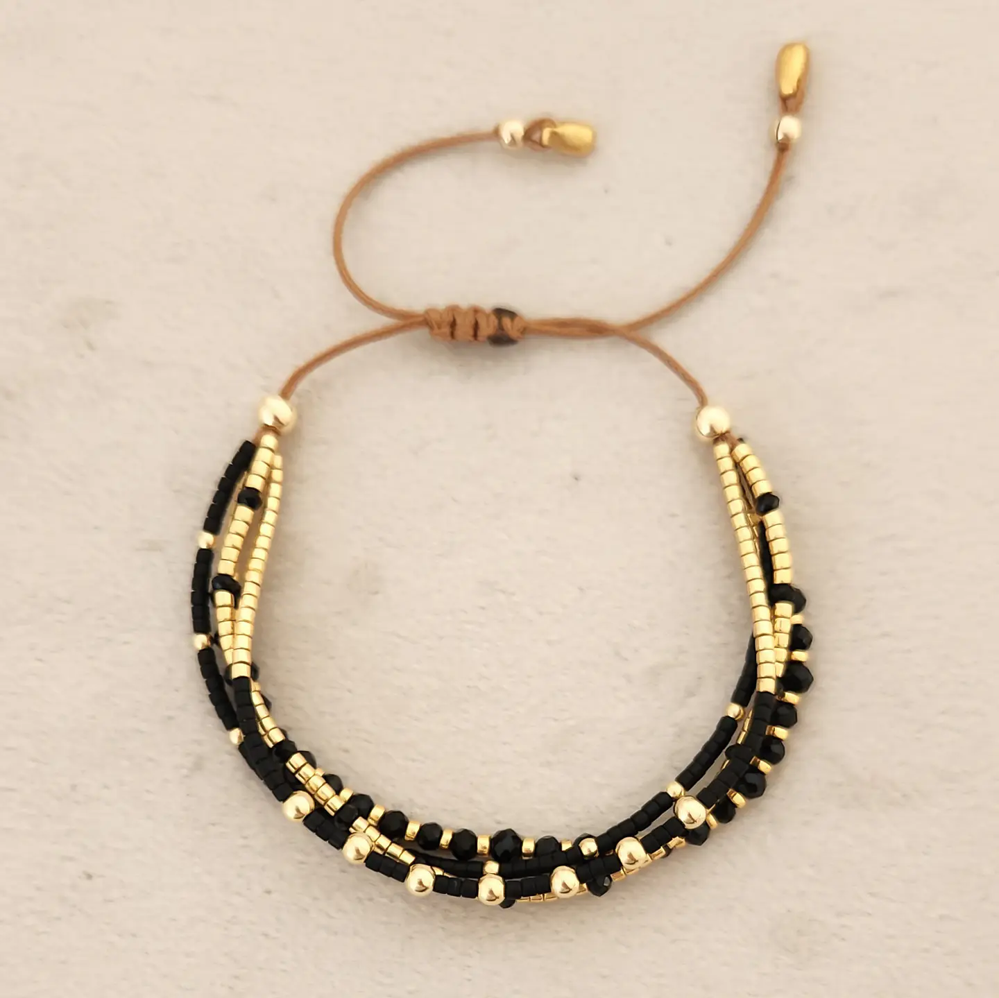 Macramé Cuatro Negra Dorada 1