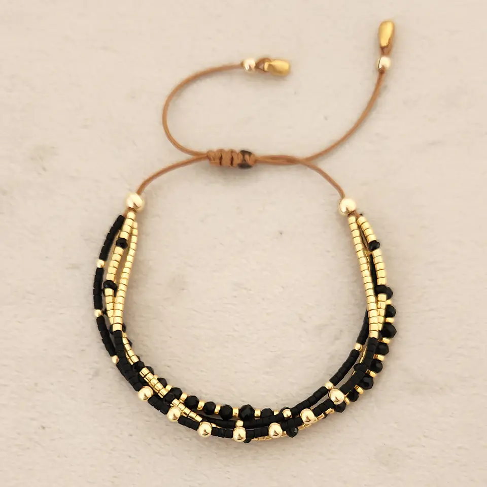 Macramé Cuatro Negra Dorada 1