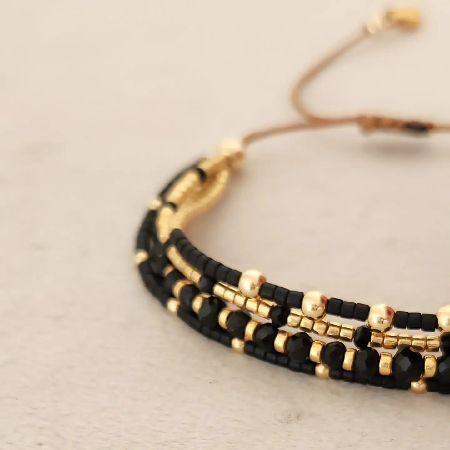 Macramé Cuatro Negra Dorada 2