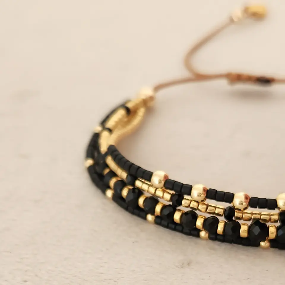 Macramé Cuatro Negra Dorada 2