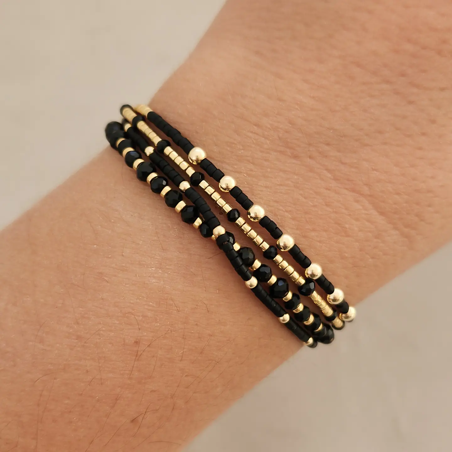 Macramé Cuatro Negra Dorada 3
