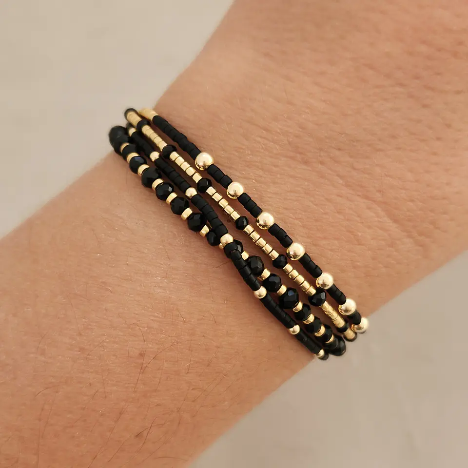 Macramé Cuatro Negra Dorada 3