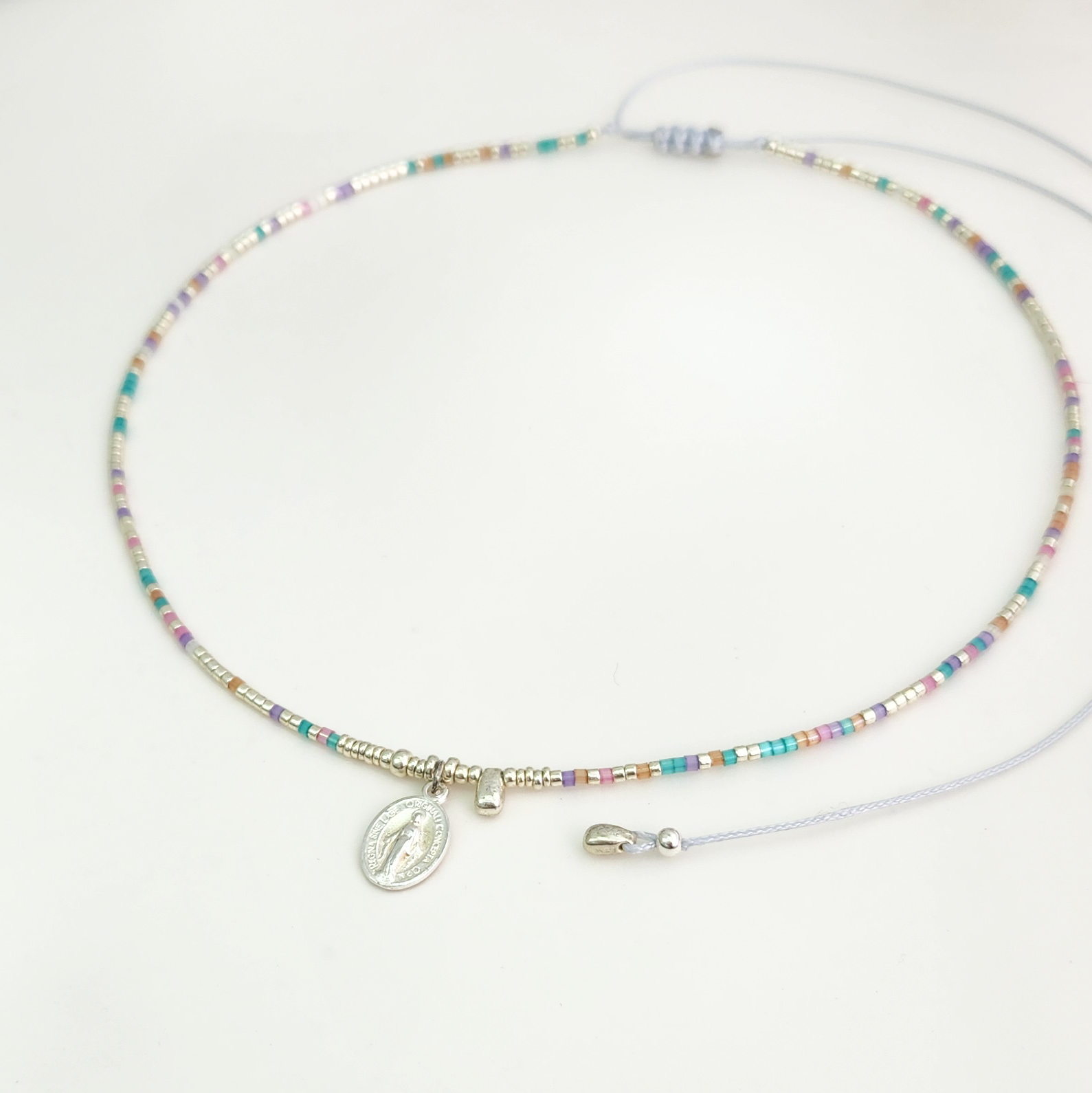 Pulsera Hilo Ajustable de Mostacillas Miyuki + Virgen de los Rayos (Virgen milagrosa) Plata 925.