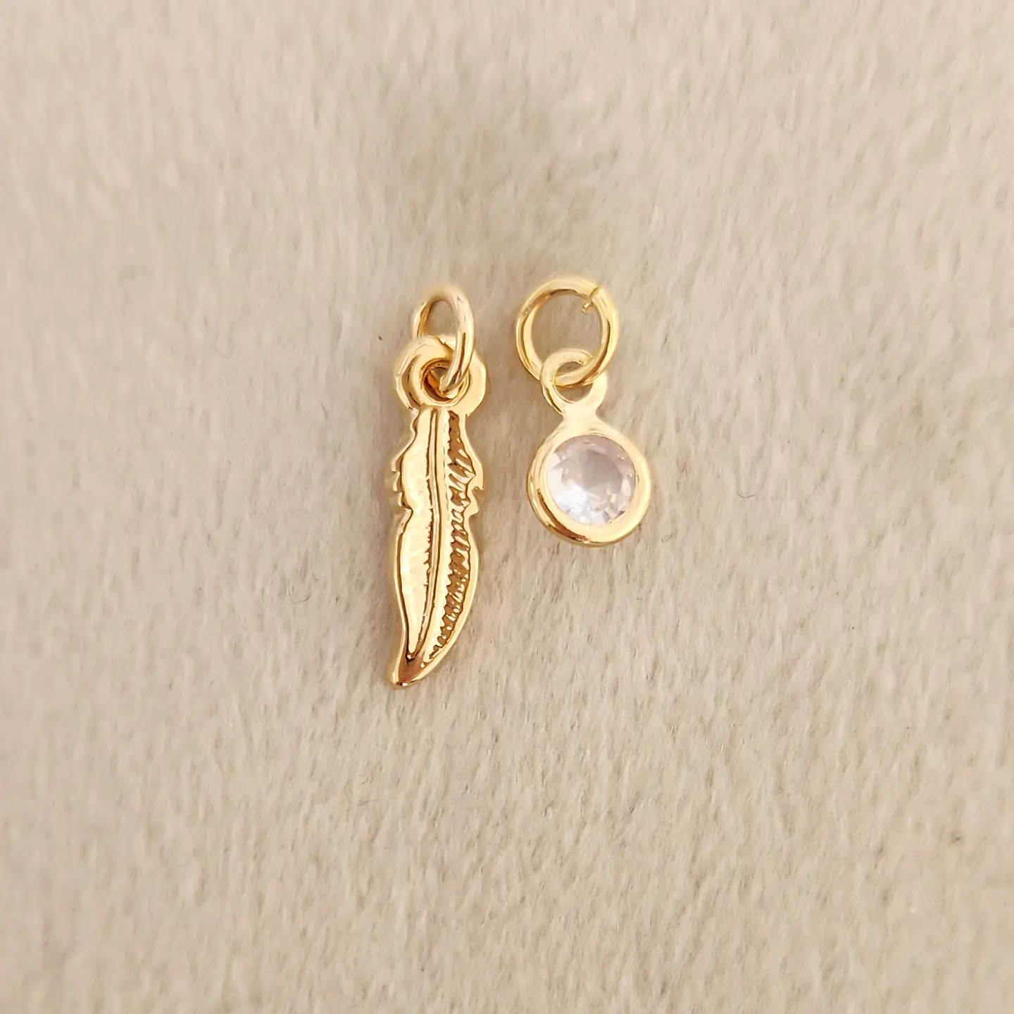 Dijecitos Pluma y circón Baño de Oro 1