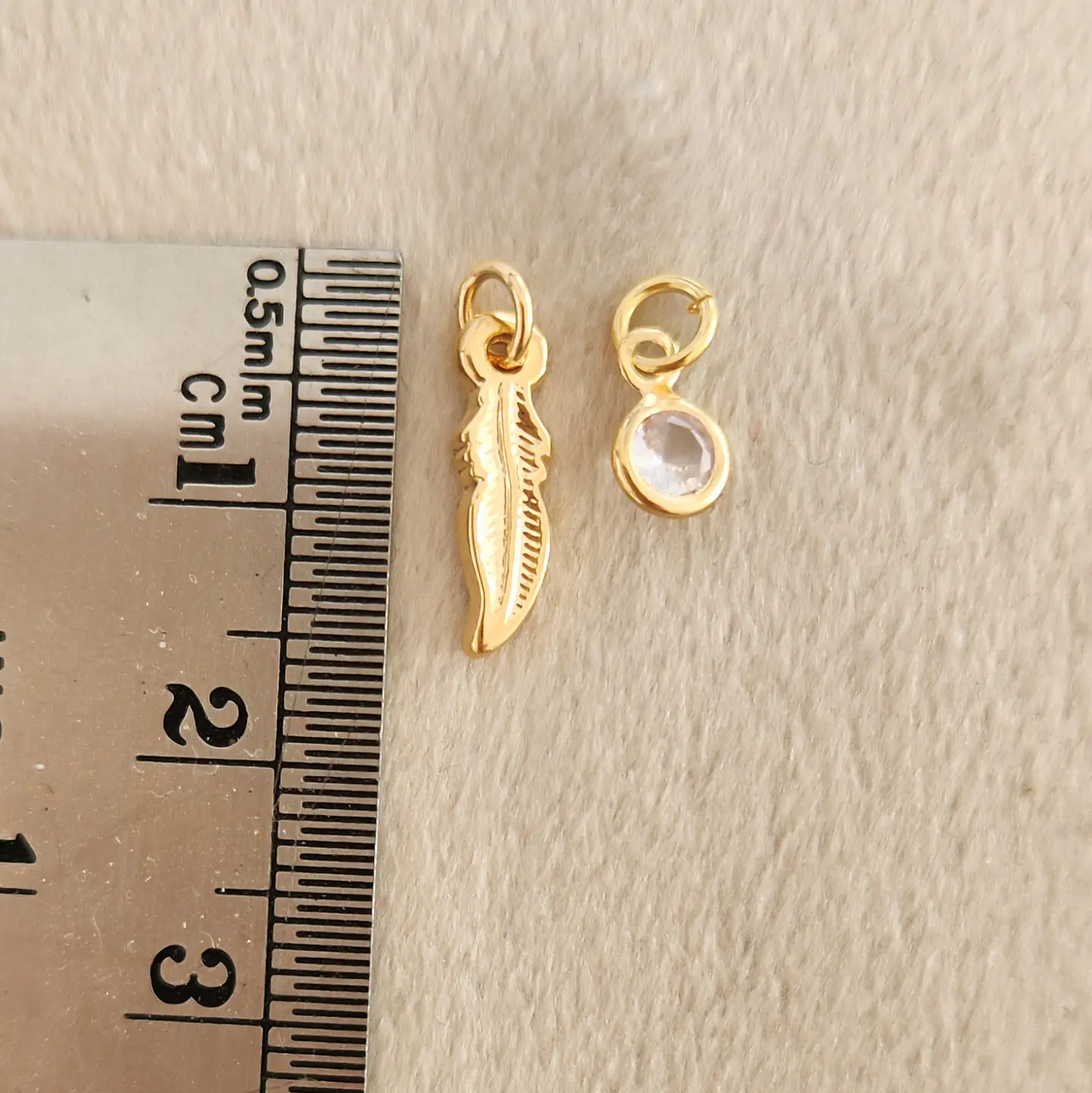 Dijecitos Pluma y circón Baño de Oro 2