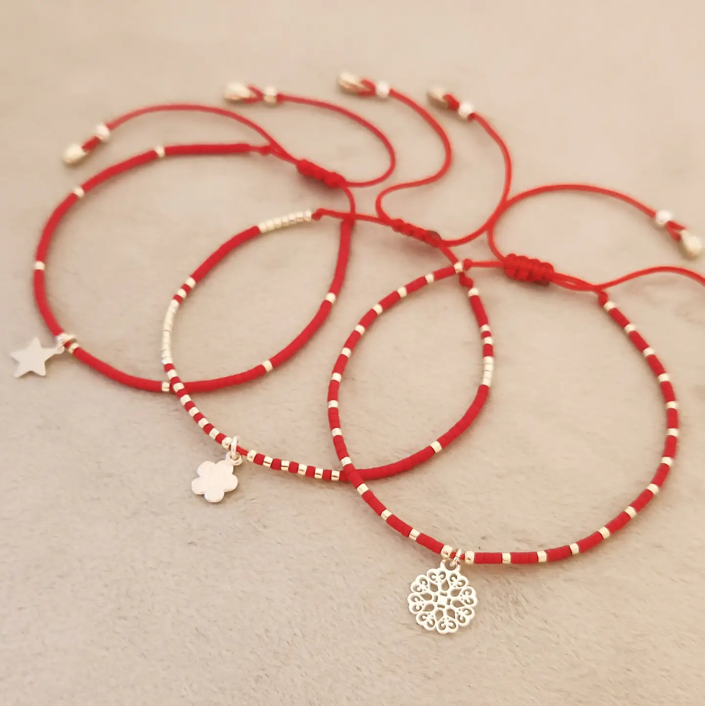 Pack Pulseras Rojas de Protección (plateadas) 2