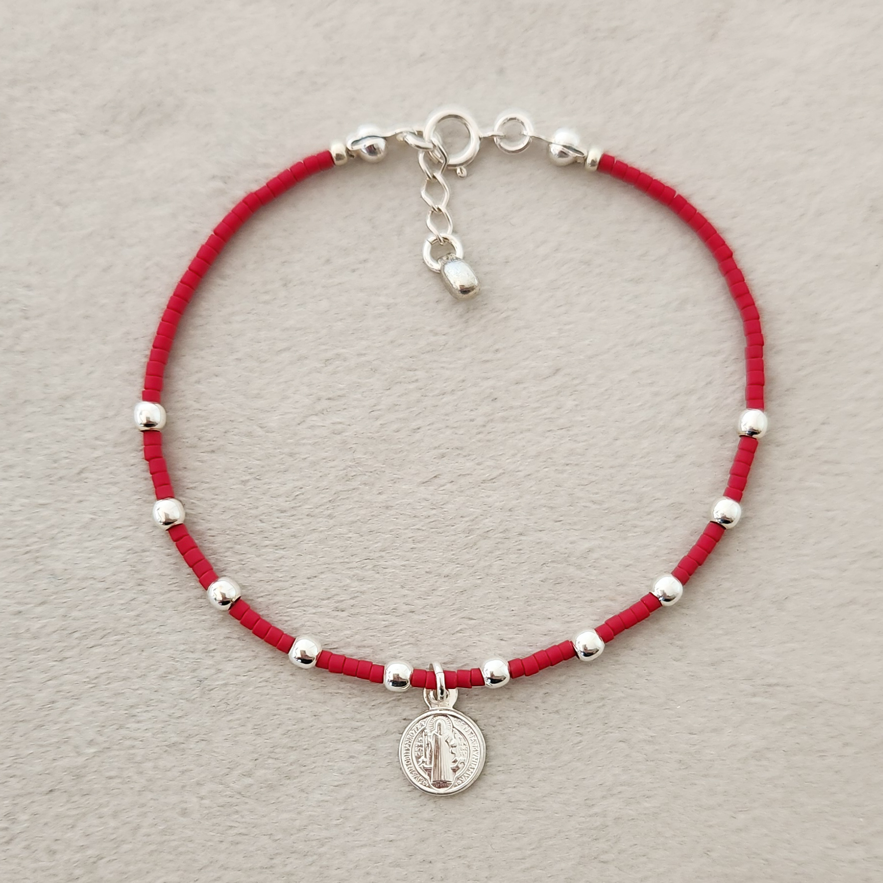 Pulsera Hilo Ajustable de Mostacillas Miyuki +Medalla San Benito de Plata 925.