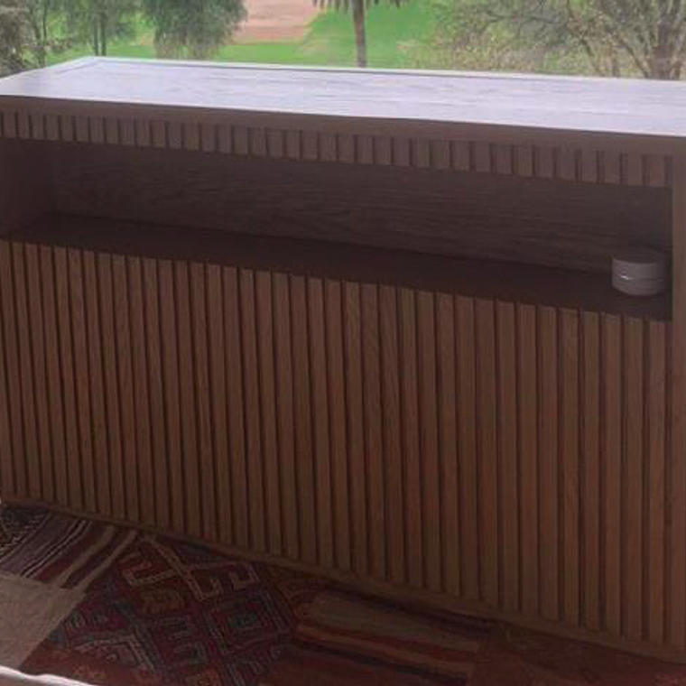 Mueble Cedro con elevador de TV sistema a control remoto. 4