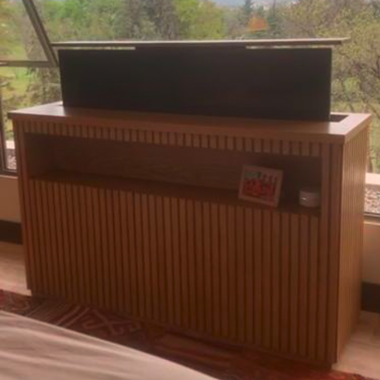 Mueble Cedro con elevador de TV sistema a control remoto. 5