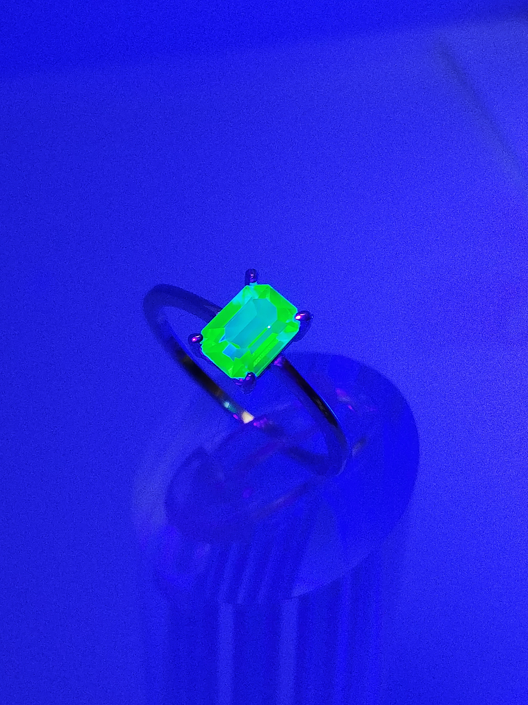 SS - 1.4ct ☢ vintage Uranium glass 